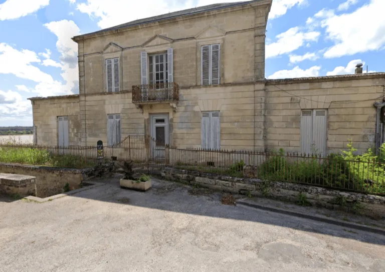 Bourg  (33710)