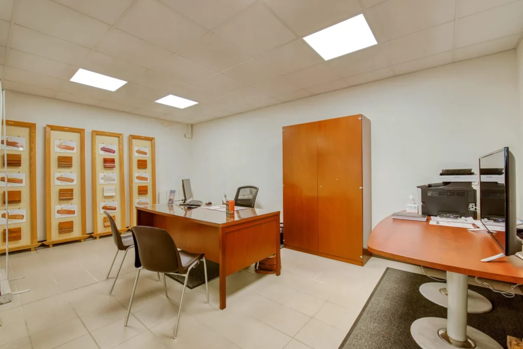 Bureau d'accueil des pompes funèbres avec échantillons de bois et modèles de cercueils