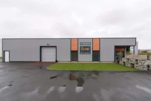 Façade moderne du funérarium Europe avec parking et aménagement paysager en gabions