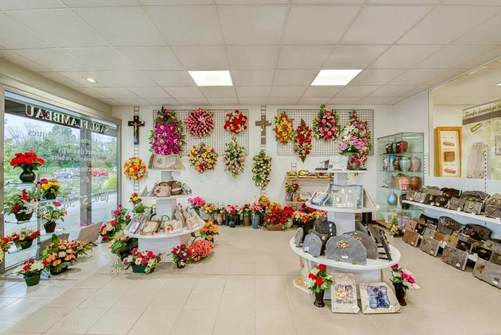 Intérieur d'un magasin d'articles funéraires proposant fleurs artificielles,plaques et croix murales
