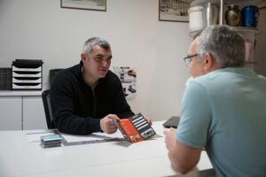 fleurs dans un vase dans un cimetiere