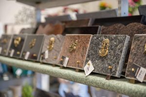 fleurs dans un vase dans un cimetiere